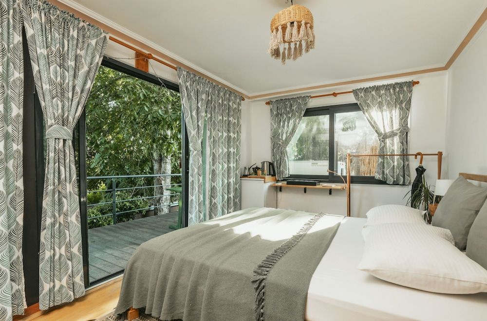 Mona Glamping Caravan Suites Comfort House, Garden View 4