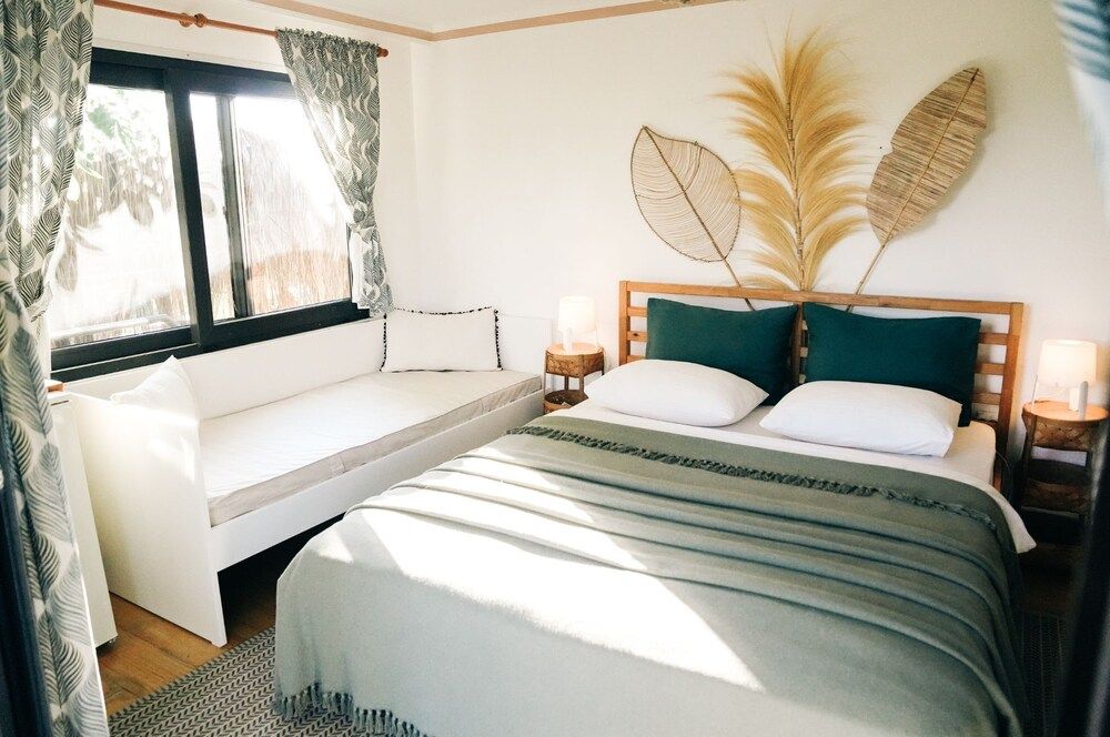 Mona Glamping Caravan Suites Comfort House, Garden View 6