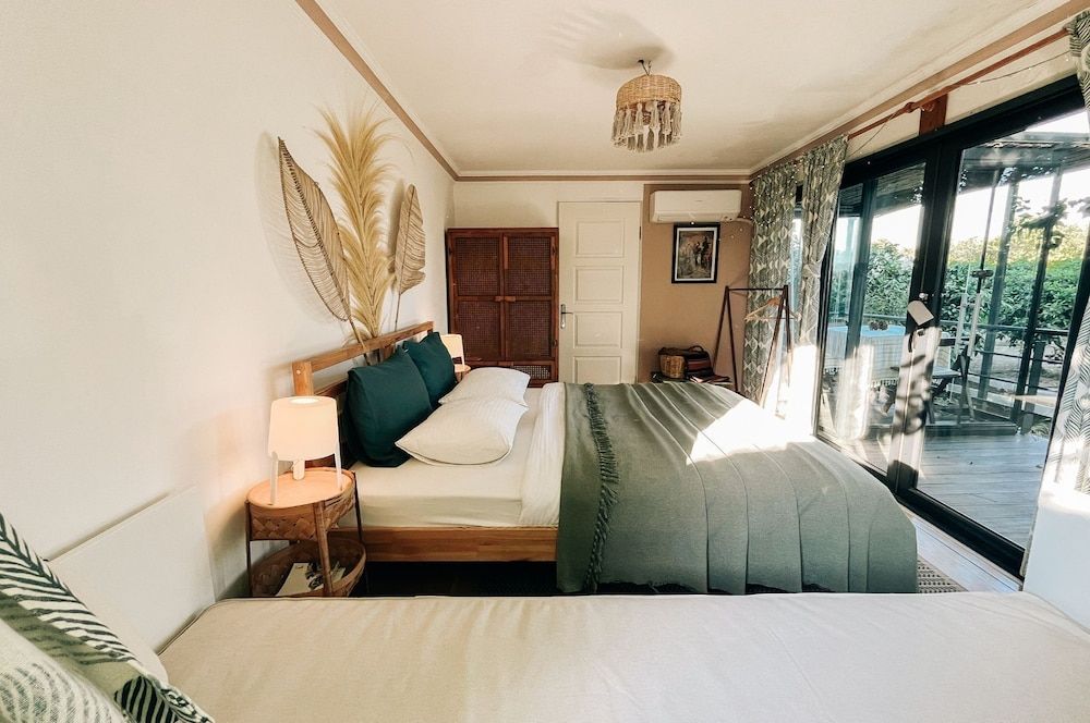 Mona Glamping Caravan Suites Comfort House, Garden View 7