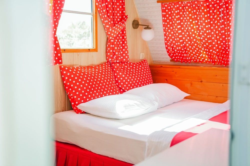 Mona Glamping Caravan Suites Romantic Mobile Home, Garden View 9