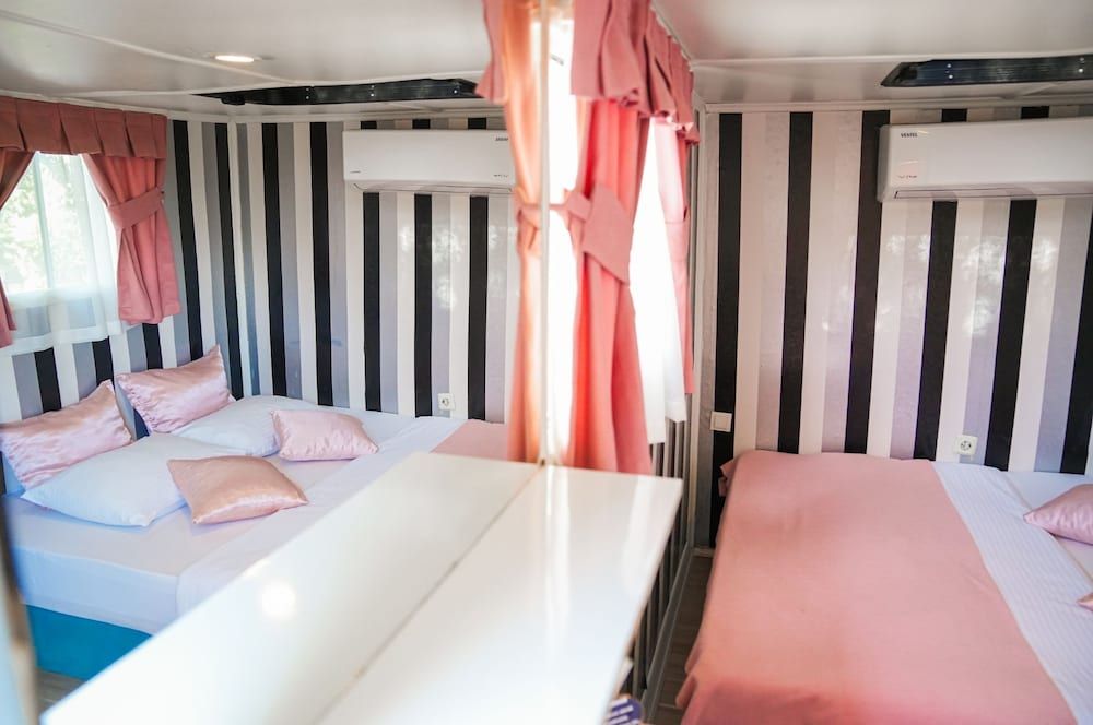 Mona Glamping Caravan Suites Standard Mobile Home, Garden View 8