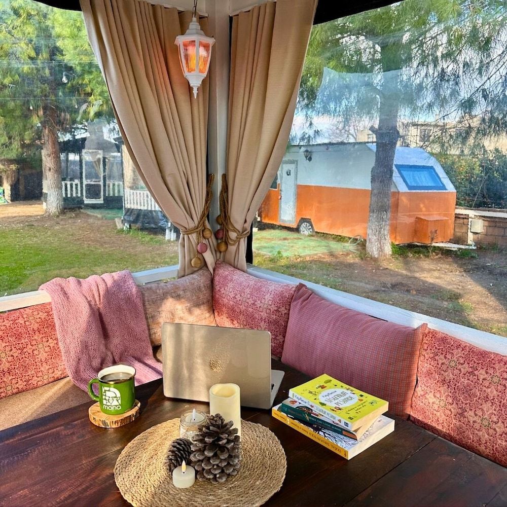 Mona Glamping Caravan Suites Romantic Mobile Home, Garden View 7