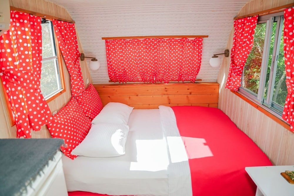 Mona Glamping Caravan Suites Romantic Mobile Home, Garden View 12