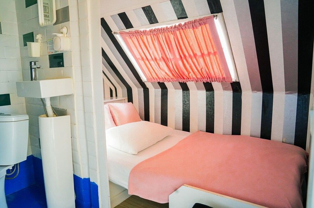 Mona Glamping Caravan Suites Standard Mobile Home, Garden View 9