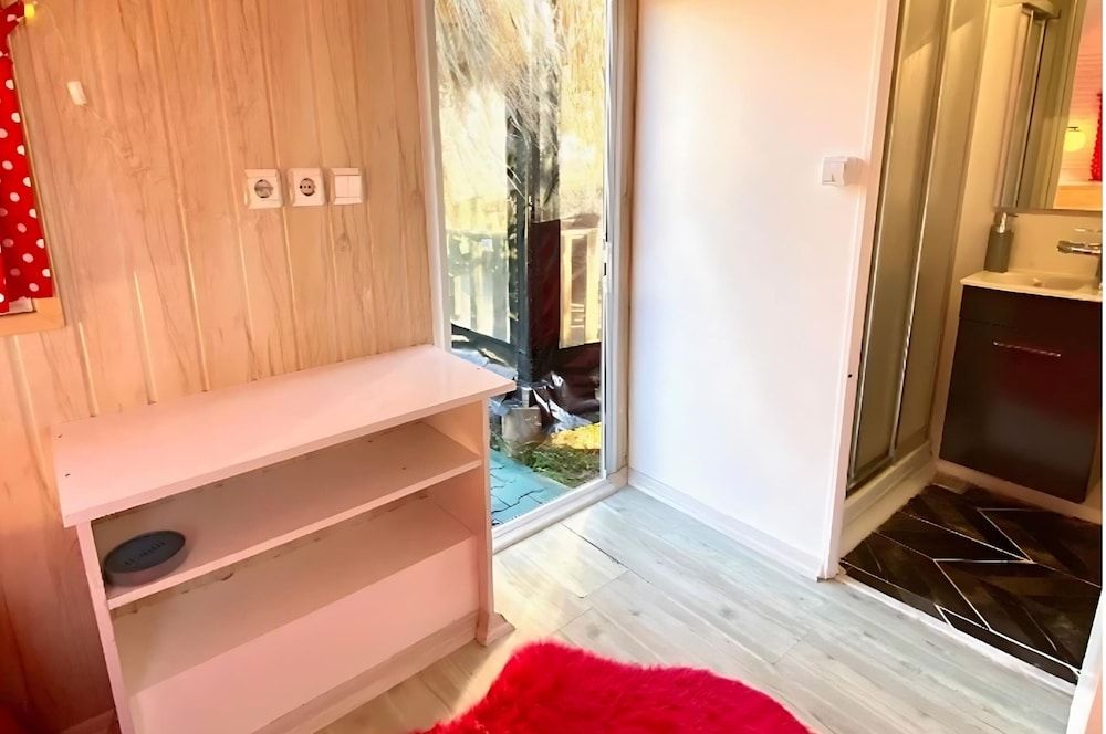 Mona Glamping Caravan Suites Romantic Mobile Home, Garden View 5