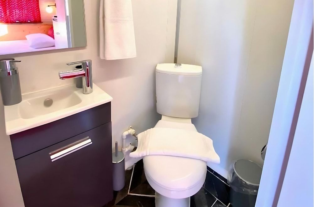 Mona Glamping Caravan Suites Romantic Mobile Home, Garden View 22