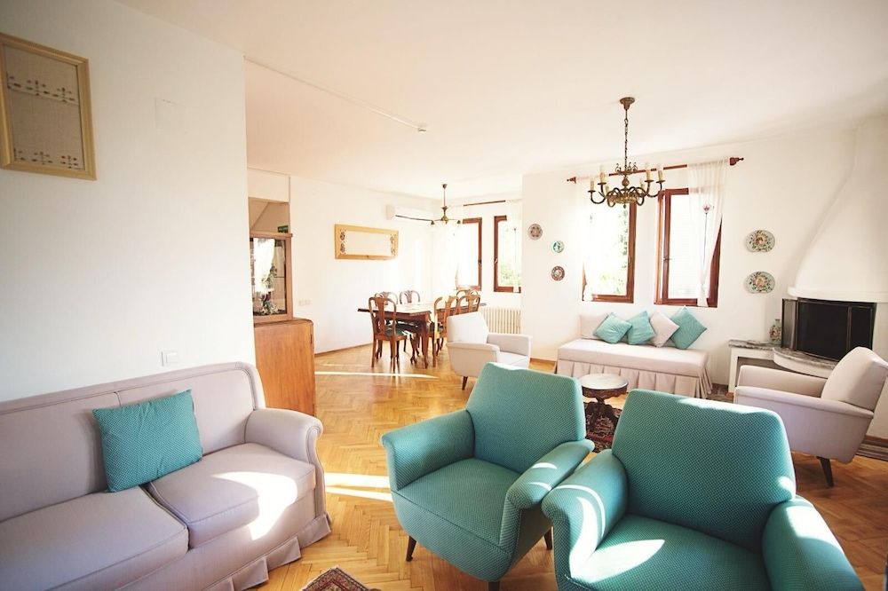 Deluxe Duplex, Lake View