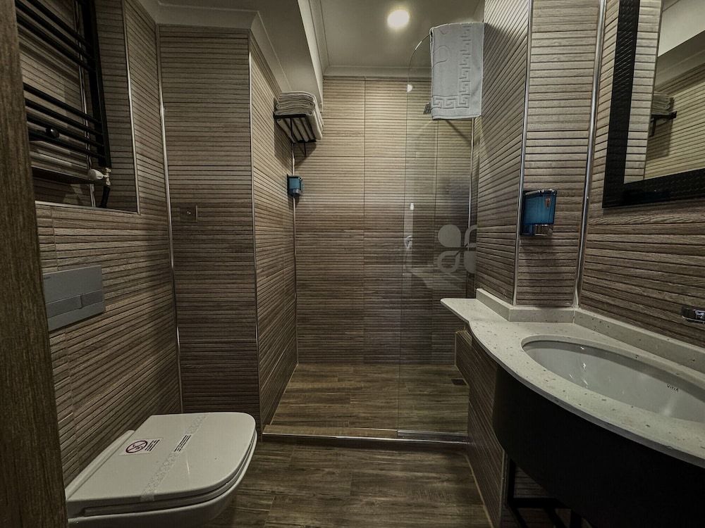 Grand Clover Hotel Comfort Double Room, 1 Queen Bed 4