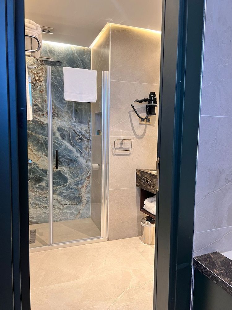 Sur Royals Hotel's Premium Suite 5