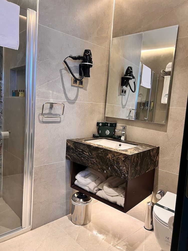 Sur Royals Hotel's Premium Suite 3