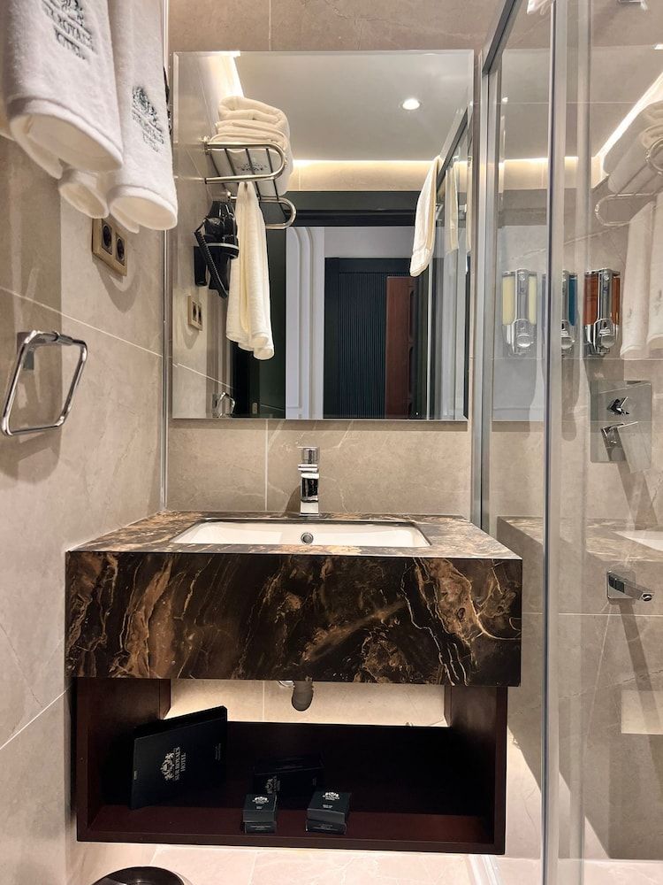 Sur Royals Hotel's Standard Room, City View 3