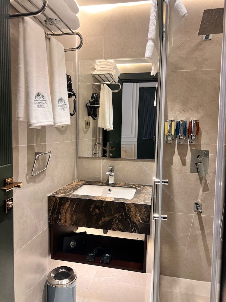 Sur Royals Hotel's Standard Room, City View 2