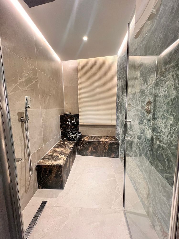 Sur Royals Hotel's Deluxe Room 6