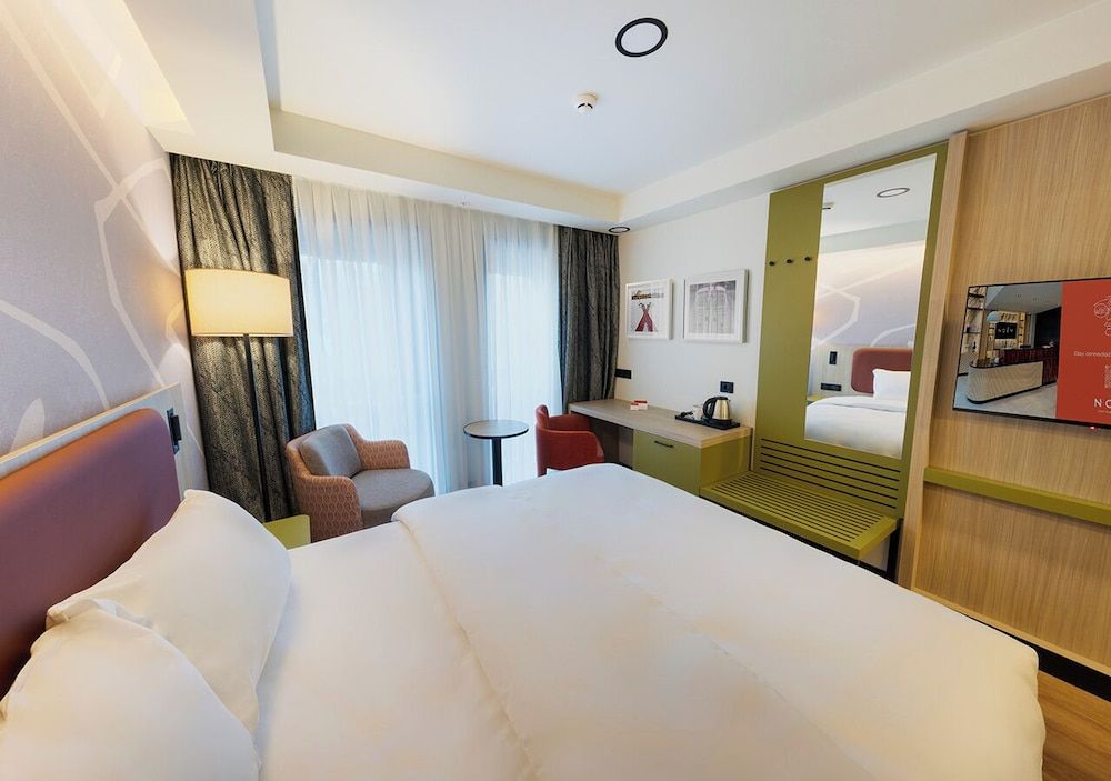 Noém Hotel Standard King Room 6