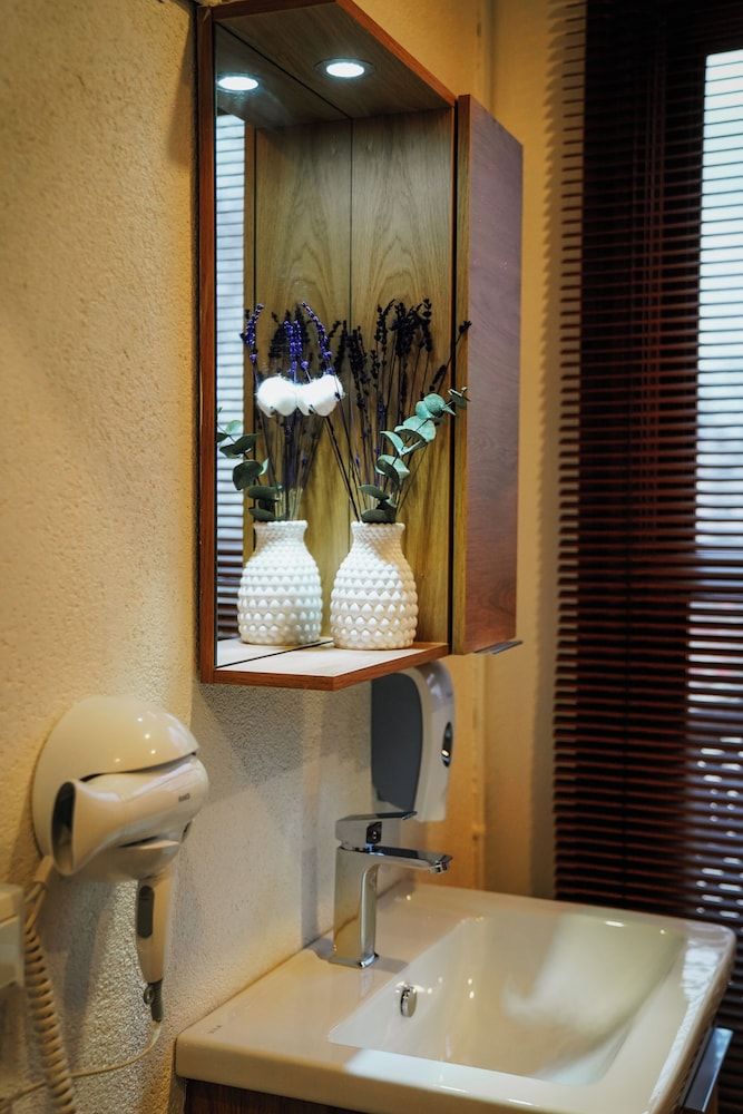 Leila Mansion Hotel Deluxe Triple Room, City View 11