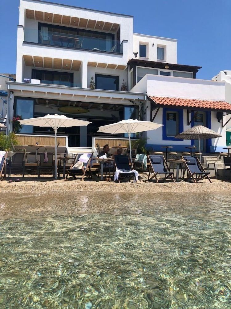 Surfer Caravan Gastro Pub and Suites