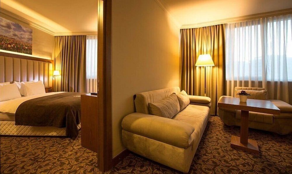 Deluxe Suite, City View