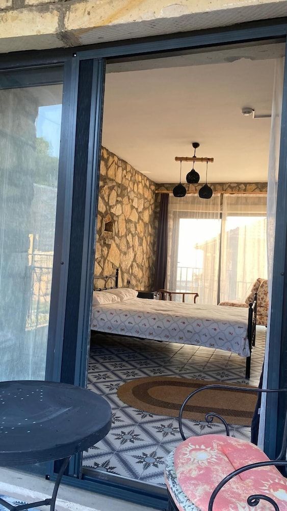 Nur Karen Taş Konak Family Triple Room 4