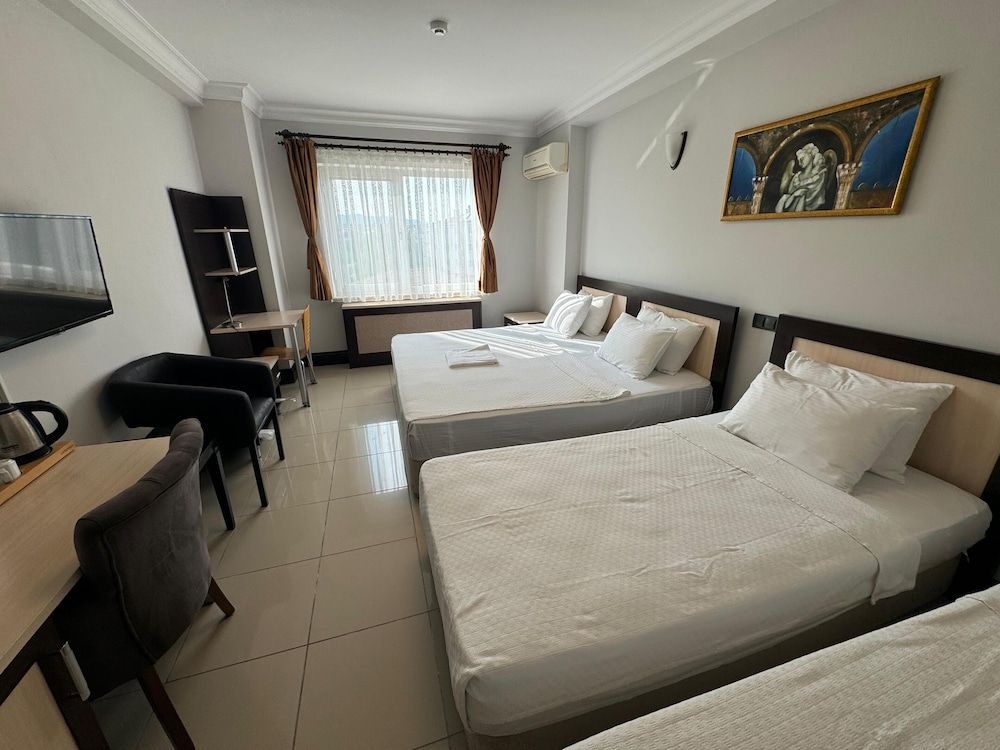 THE ONE HOTEL Quadruple Room 8