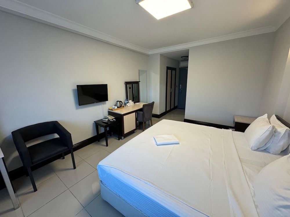 THE ONE HOTEL Double Room Single Use, 1 King Bed, City View 3