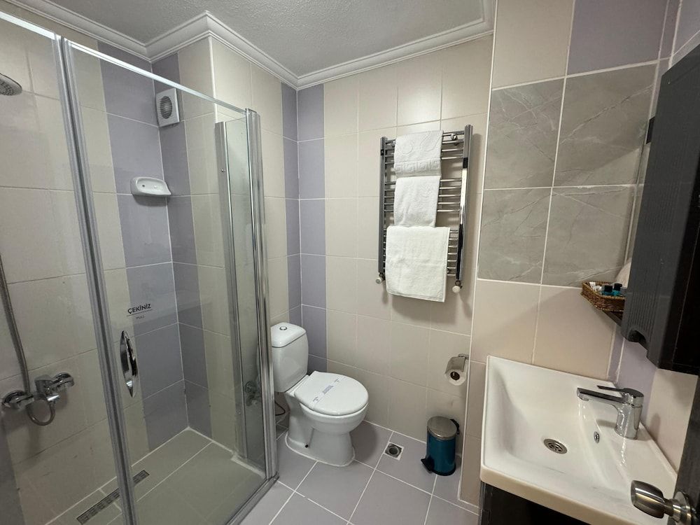 THE ONE HOTEL Quadruple Room 5