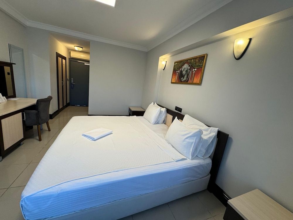 THE ONE HOTEL Double Room Single Use, 1 King Bed, City View 4