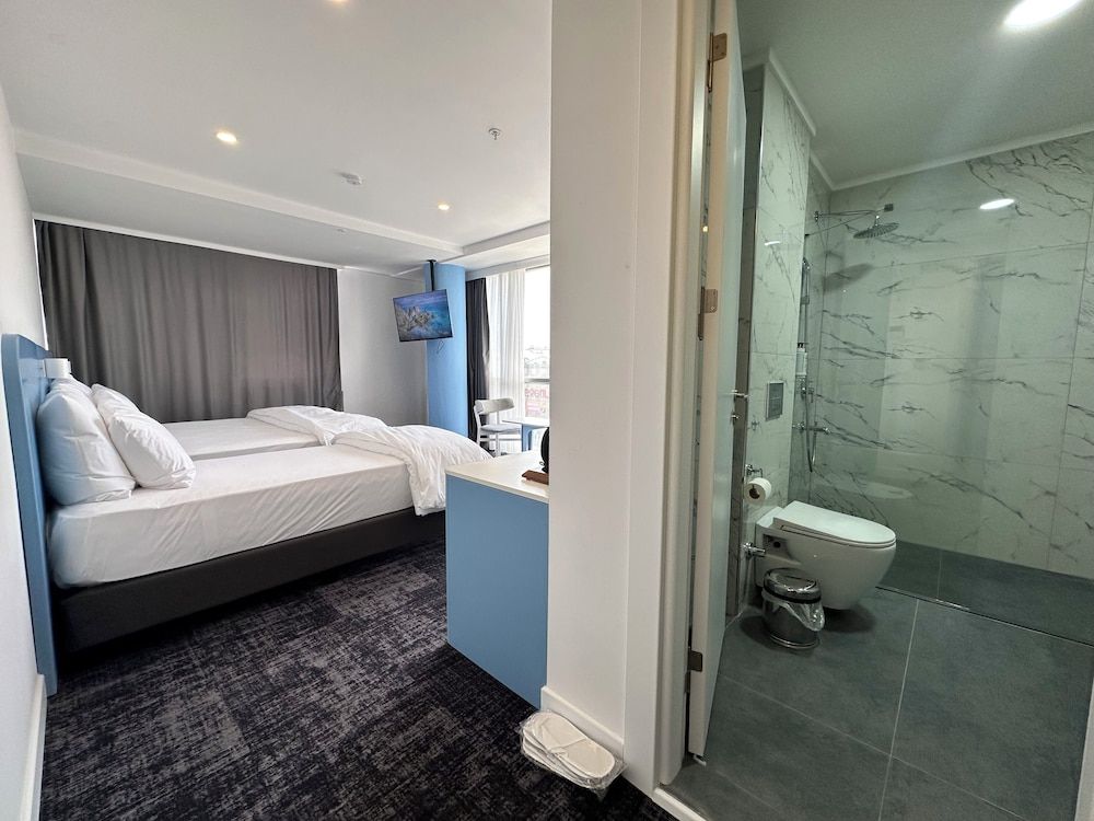 No25 Hotels Family Triple Room, City View 4