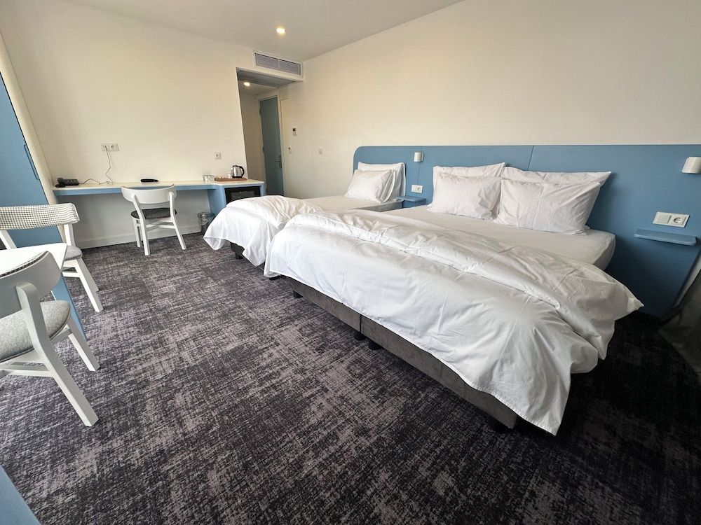 No25 Hotels Family Triple Room, City View 3