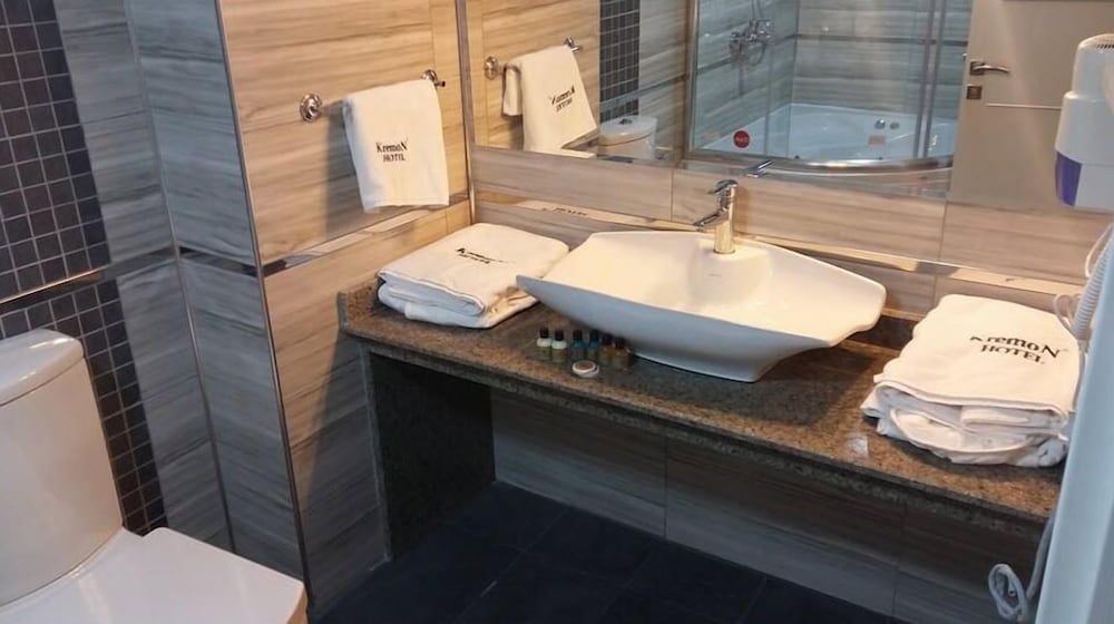 Kremon Hotel King Room 4
