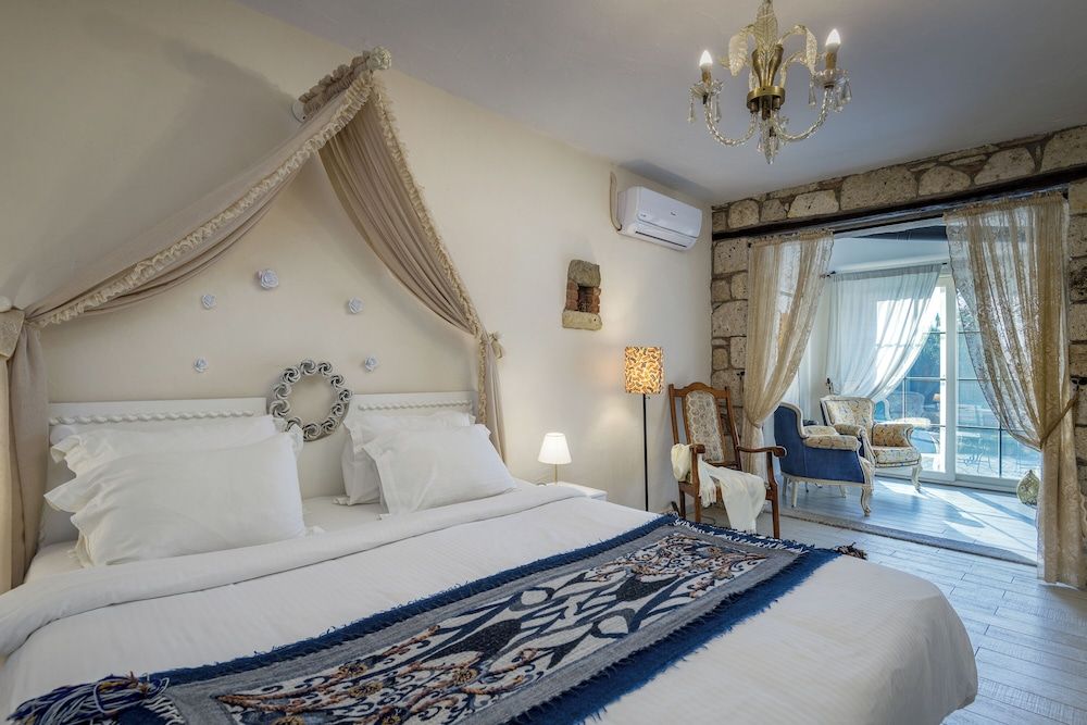 Family Suite, 1 Bedroom, Fireplace, Garden Area