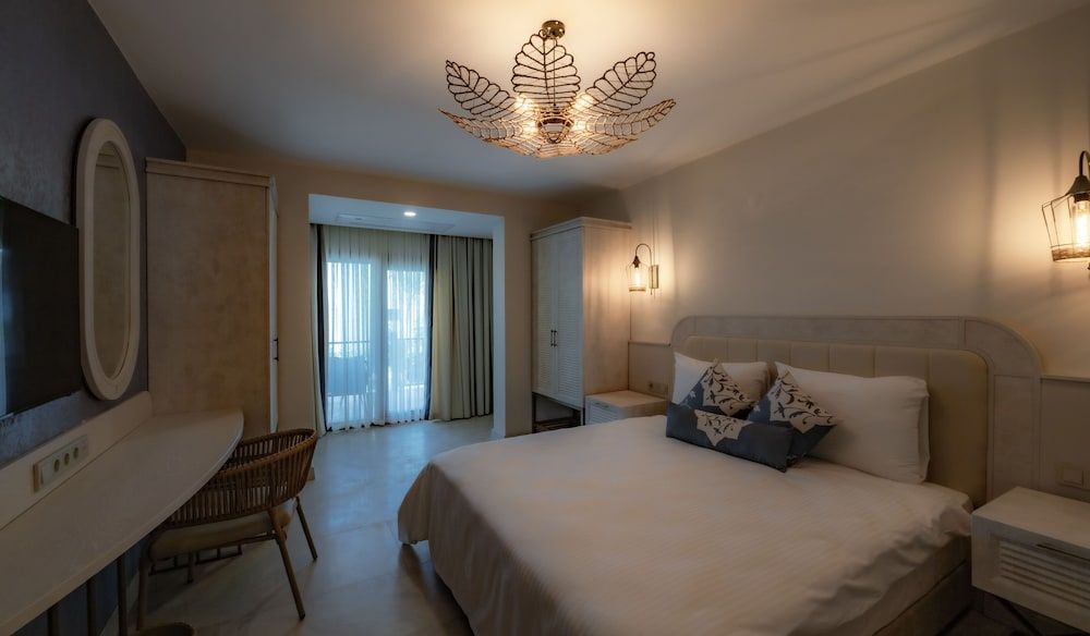 Deluxe Suite, 2 Bathrooms, Garden View