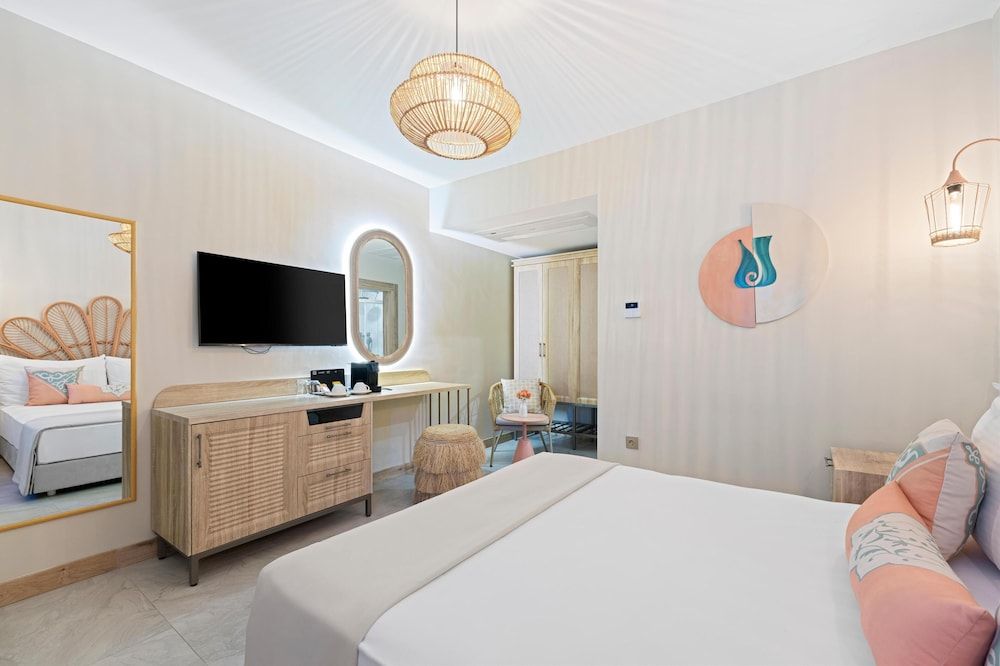 Standard Double or Twin Room, 1 Bedroom, Pool View, Poolside