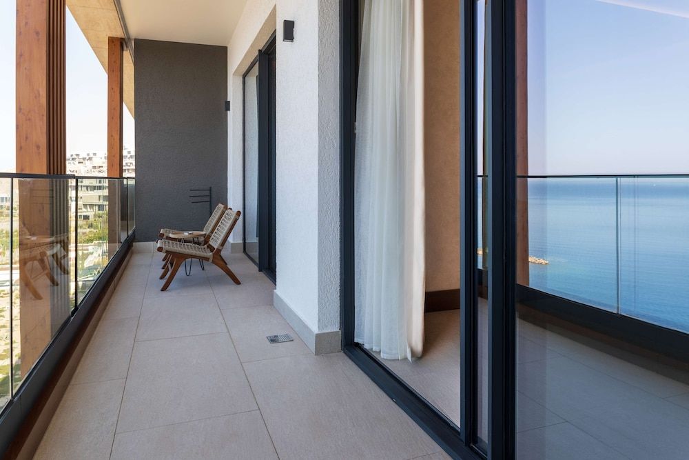 Suite, 1 King Bed, Sea View (Wings Suite)