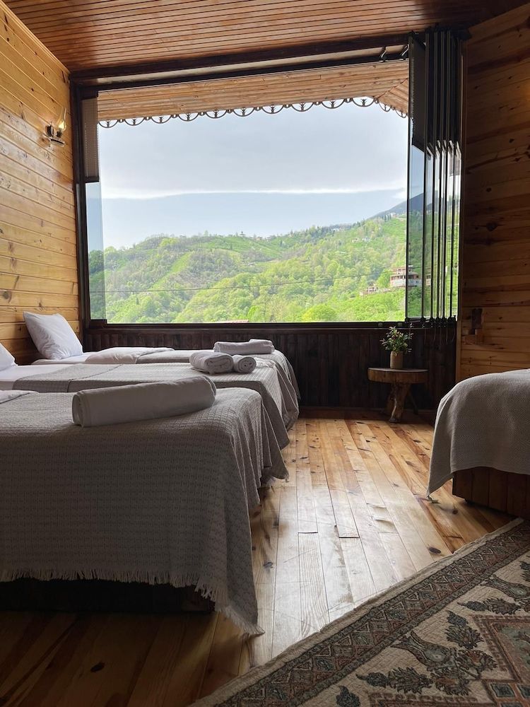 Grand Room, Multiple Beds, Non Smoking, Mountain View
