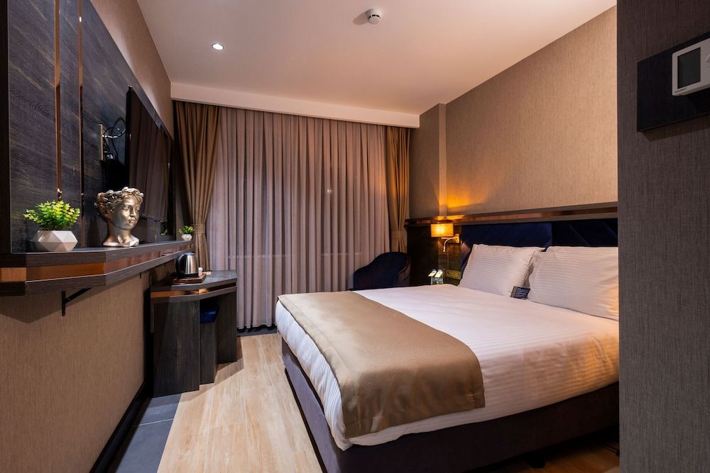 West Door Hotel Deluxe Double Room 5