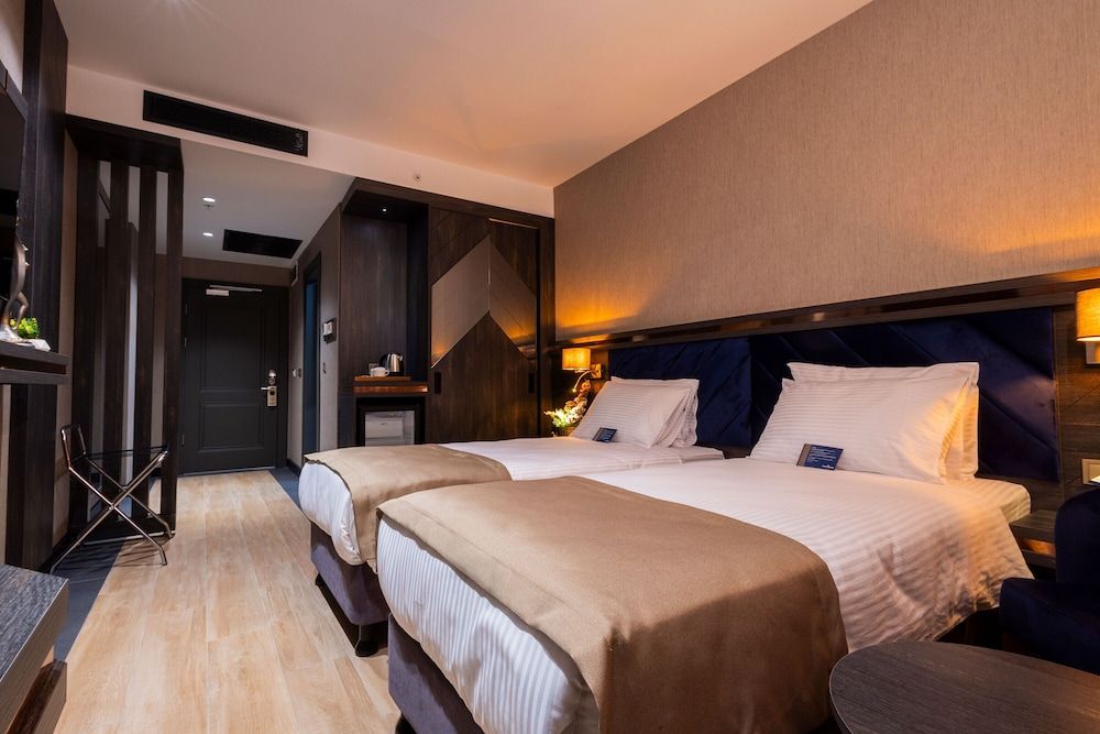 West Door Hotel Deluxe Twin Room 2