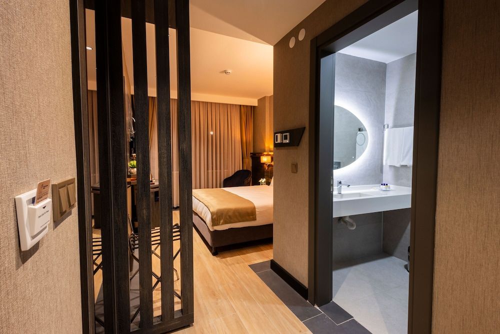 West Door Hotel Deluxe Double Room 2