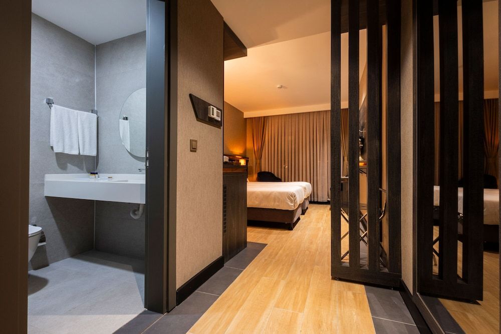 West Door Hotel Deluxe Twin Room 4