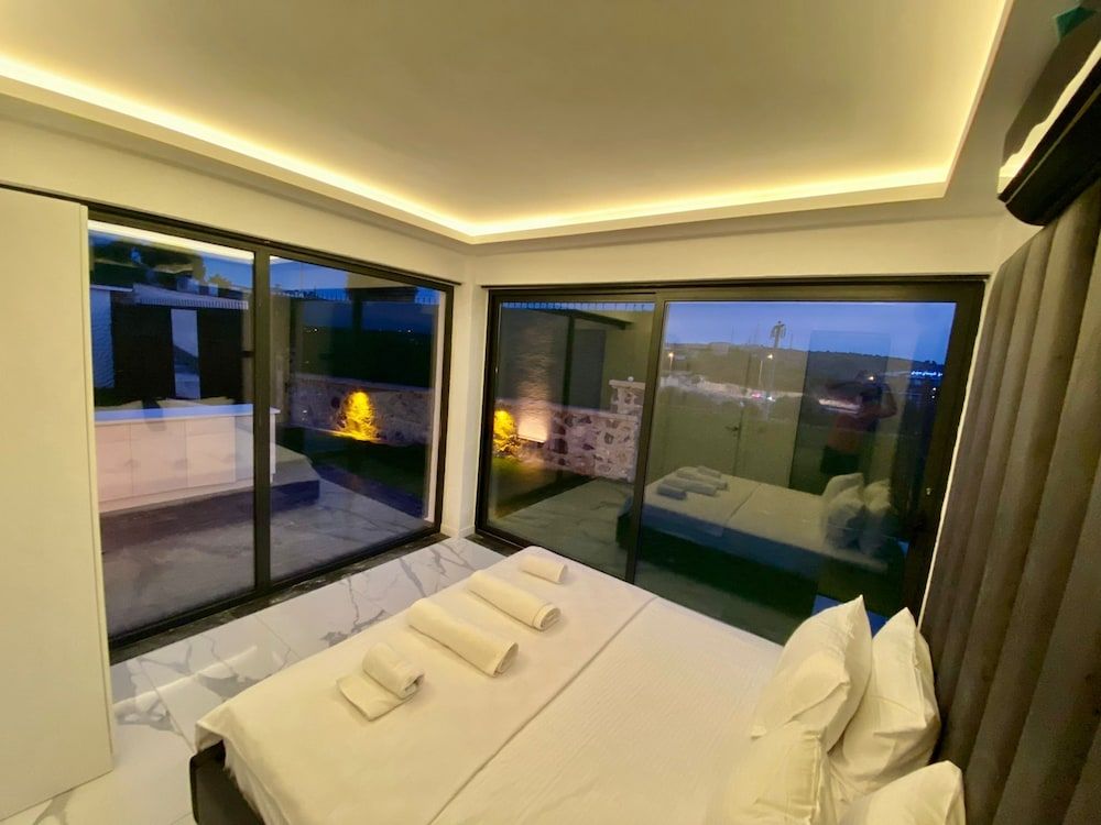 Junior Room, Hot Tub