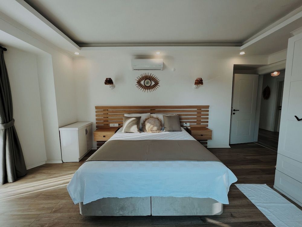 Deluxe Apartment, 1 King Bed, Pool View