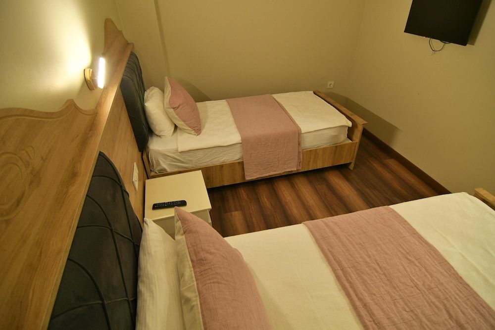 SUR PALACE HOTEL Family Room 3