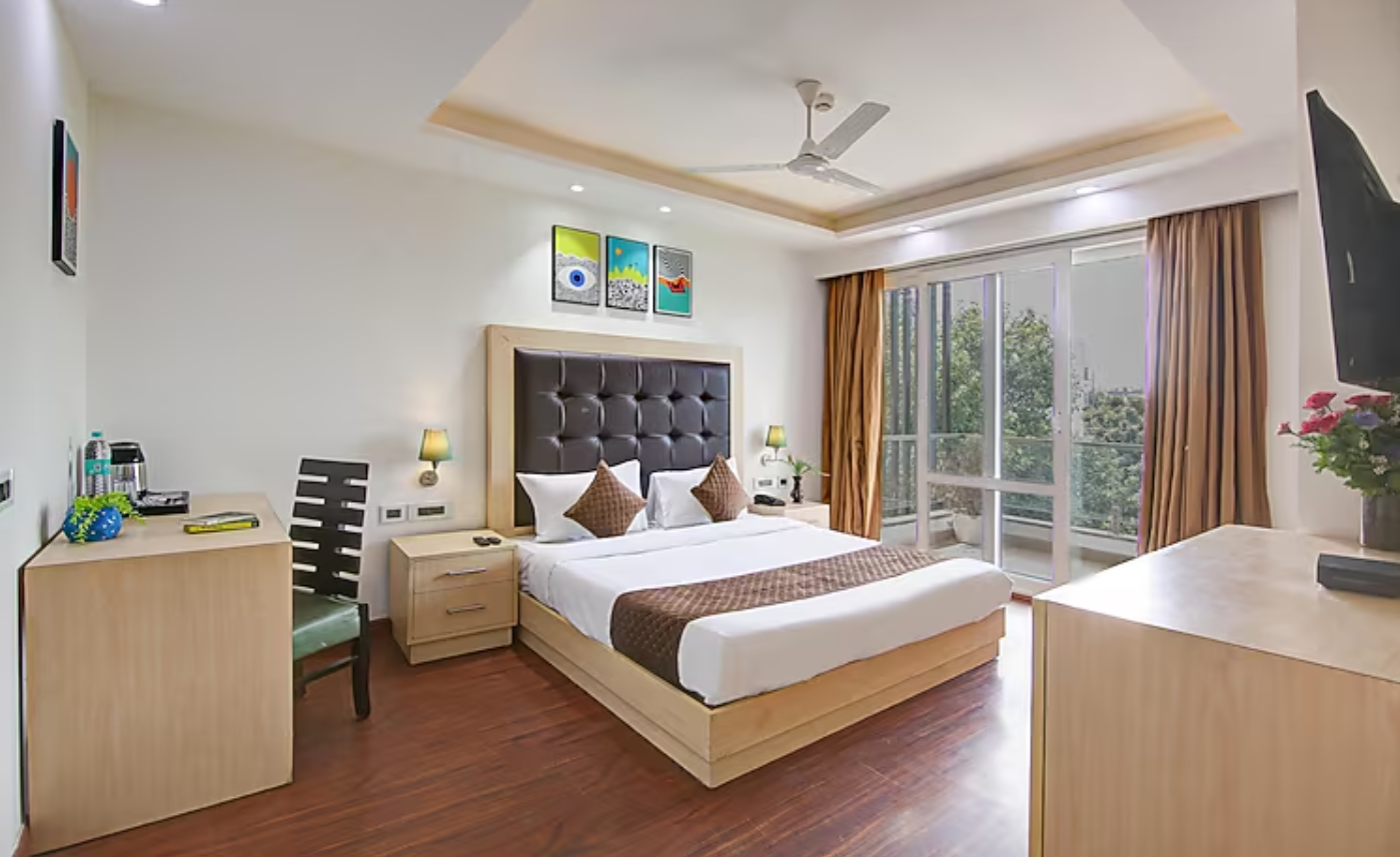 Suite Room with Balcony, Living Area and Bathtub