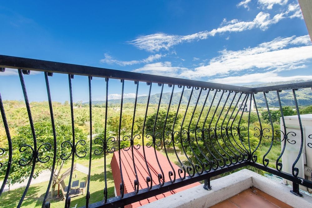 Wilderness 1138 Huelien B&B Family room for six with mountain view and balcony 15