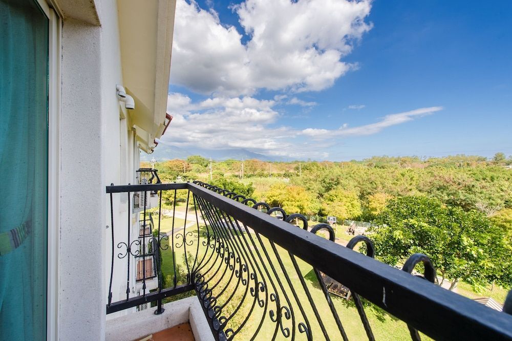 Wilderness 1138 Huelien B&B Family room for six with mountain view and balcony 16