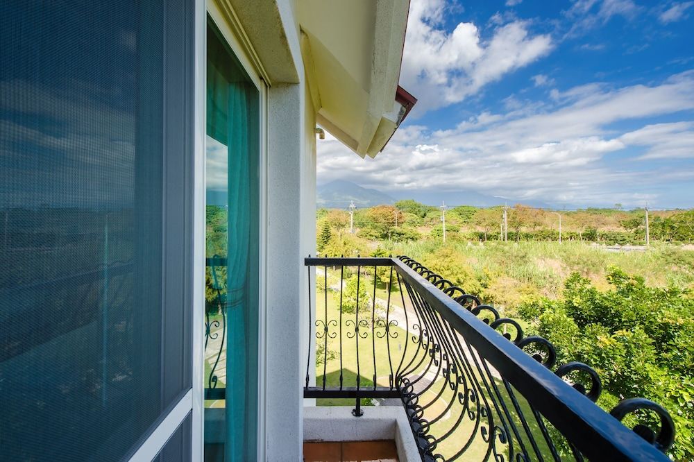 Wilderness 1138 Huelien B&B Quadruple Room with Mountain View and Balcony 11