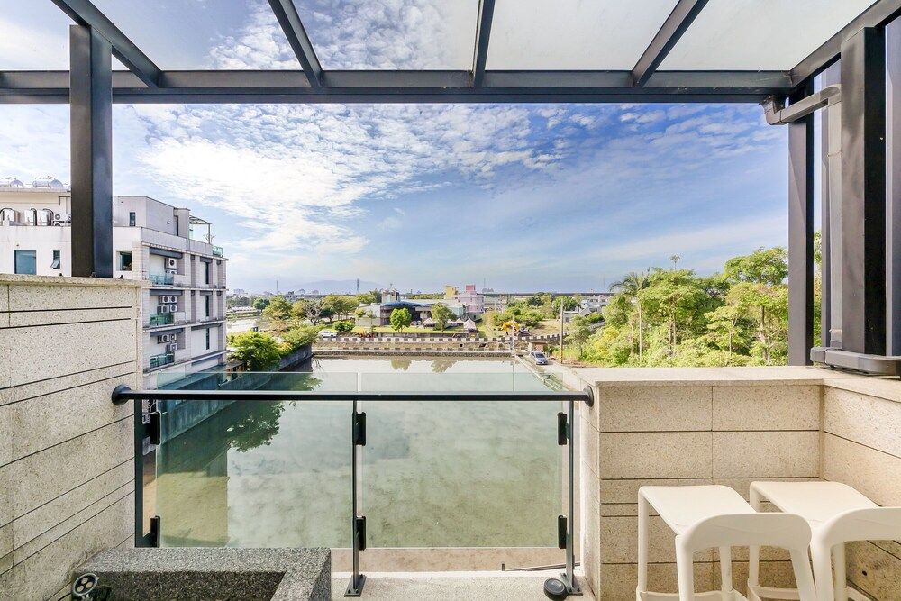 Miguo Homestay Family Room, Balcony 8