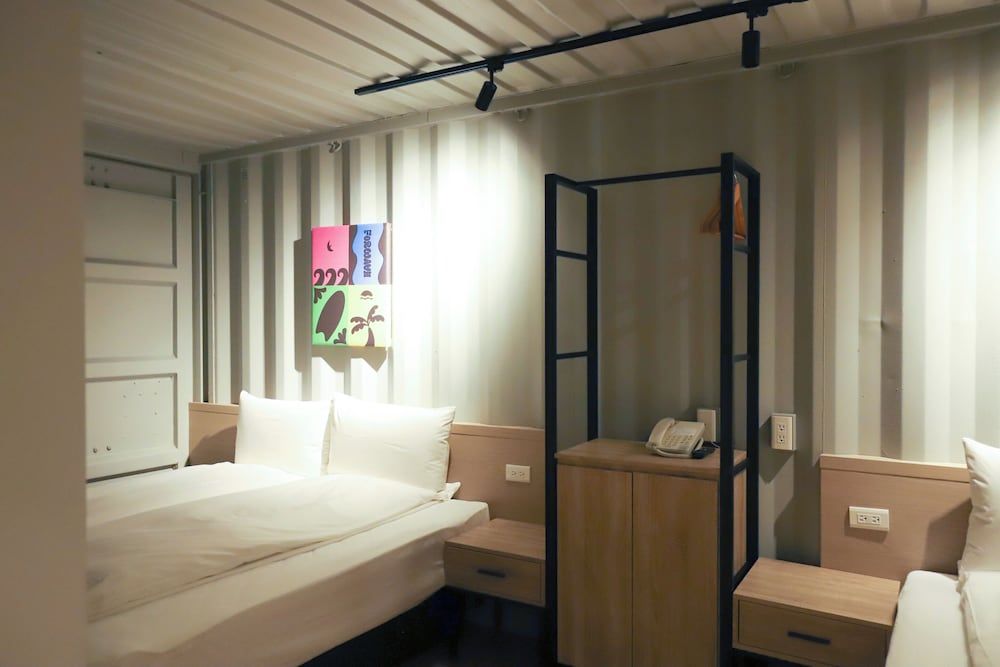 Dash Forwaves Hotel Deluxe Quadruple Room, 2 Double Beds 5