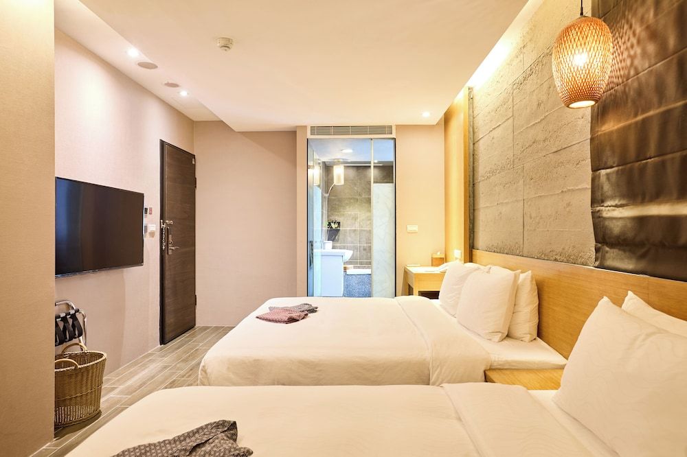 Tenlien onsen Hot Spring Hotel Deluxe Quadruple Room, City View 3