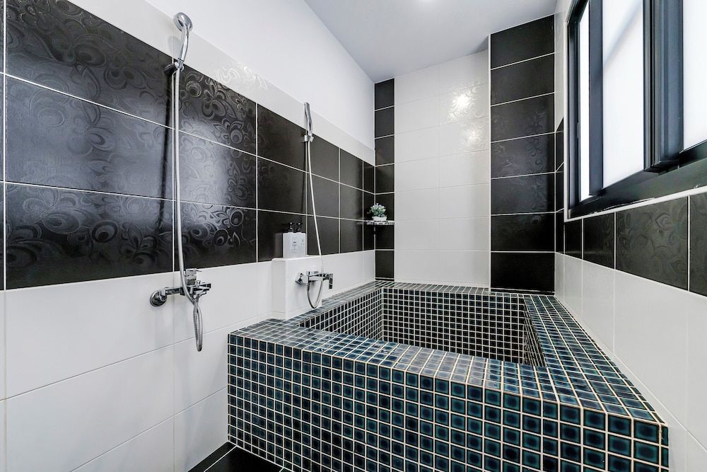 Happiness Romantic B&B Triple Room, Bathtub 12