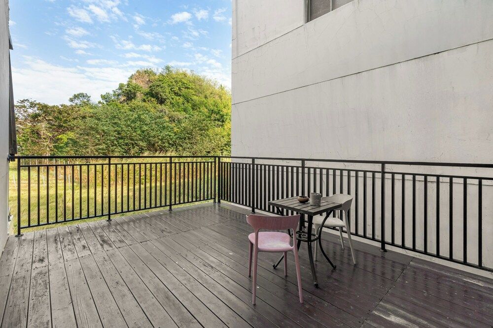 35.5 inn Family Room with balcony 5